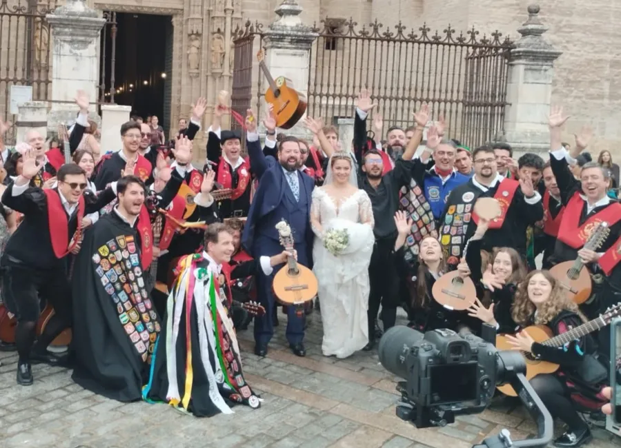 Aupa Tuna celebrando con los novios que se han casado en la puerta de la iglesia