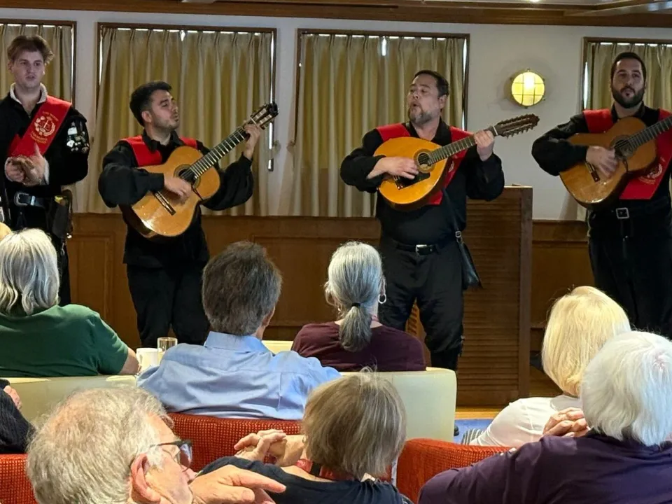 Aupa Tuna tocando para visitantes de un crucero en el puerto de Malaga