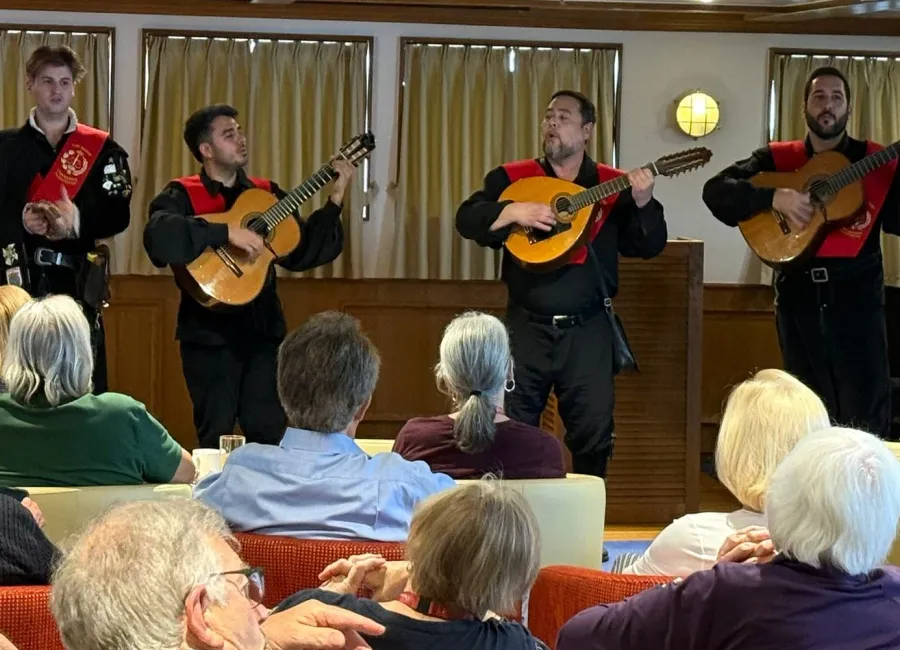 Aupa Tuna tocando para los visitantes de un crucero en el puerto de Málaga