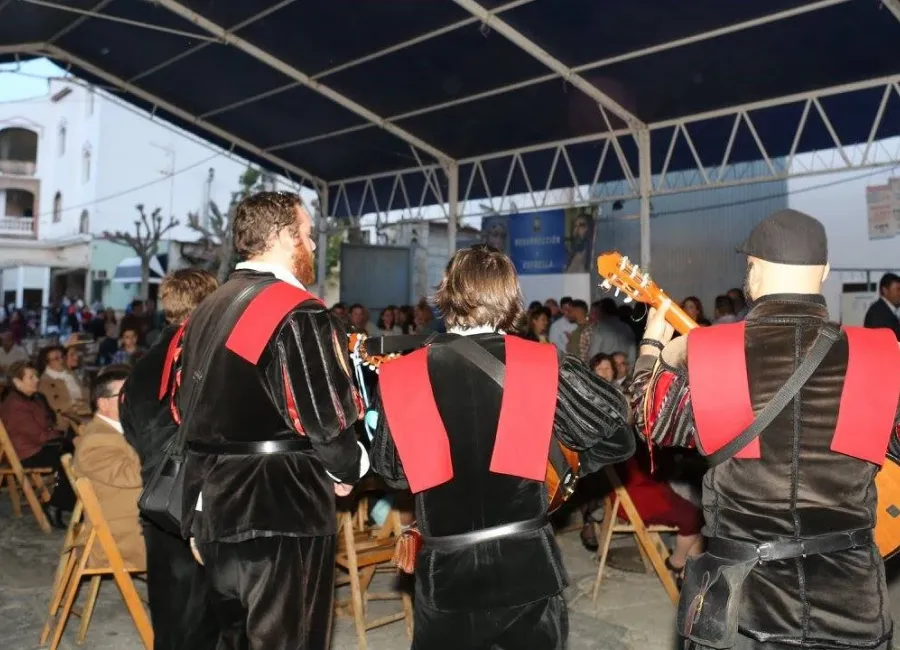 Aupa Tuna actuando en la feria popular de un municipio de la provincia de Málaga