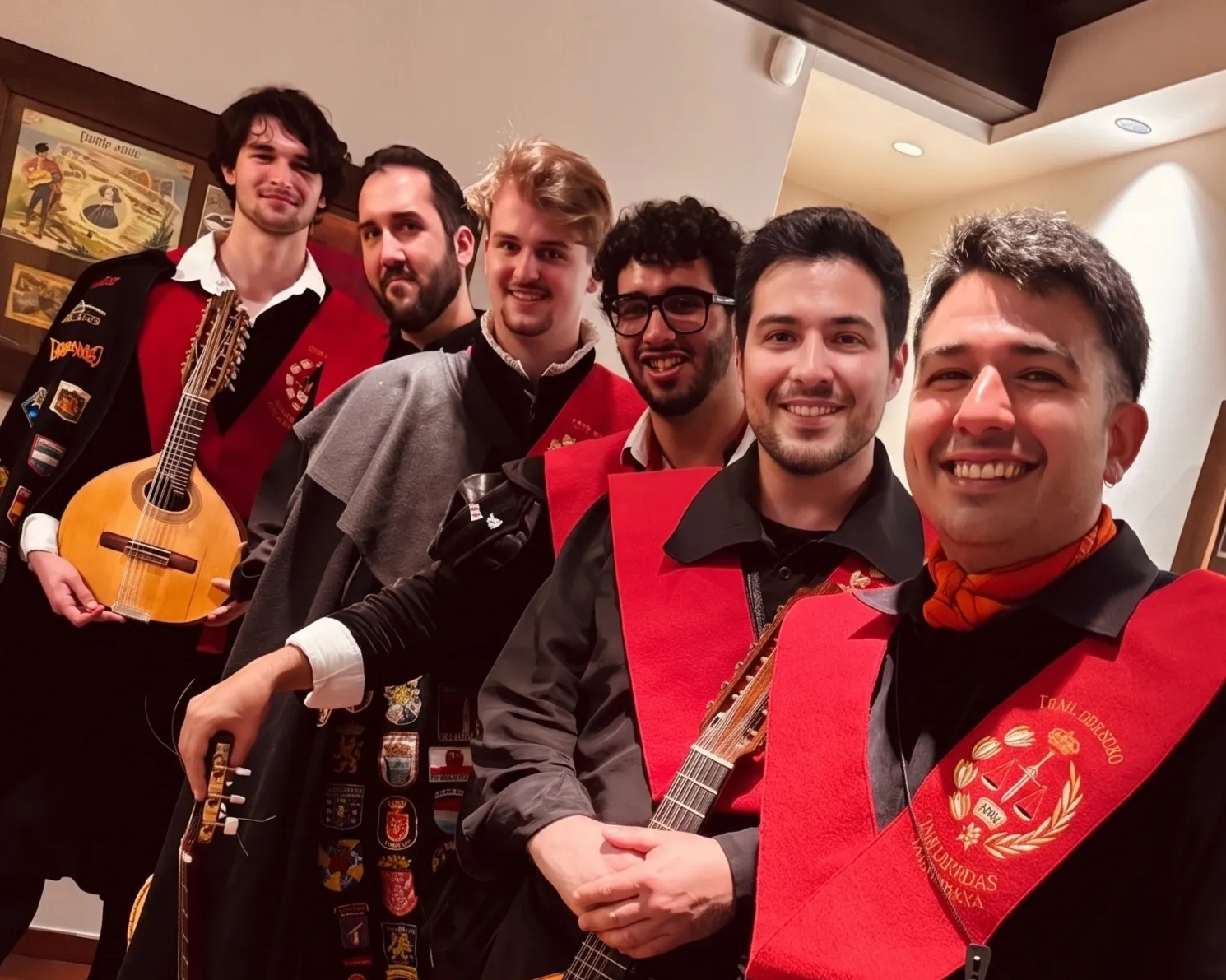 Aupa Tuna con trajes tradicionales