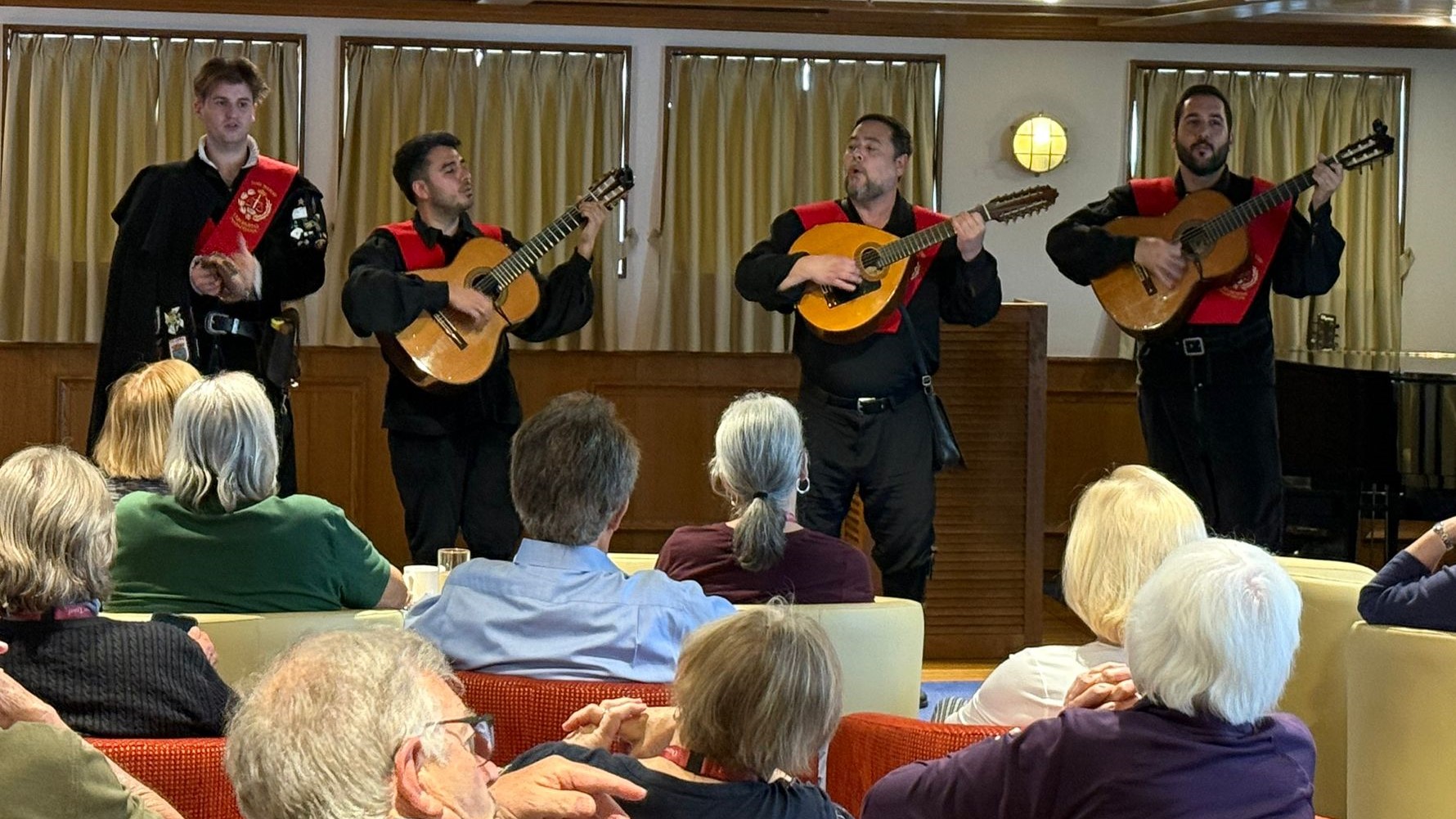 Aupa Tuna tocando para los visitantes de un crucero en el puerto de Málaga
