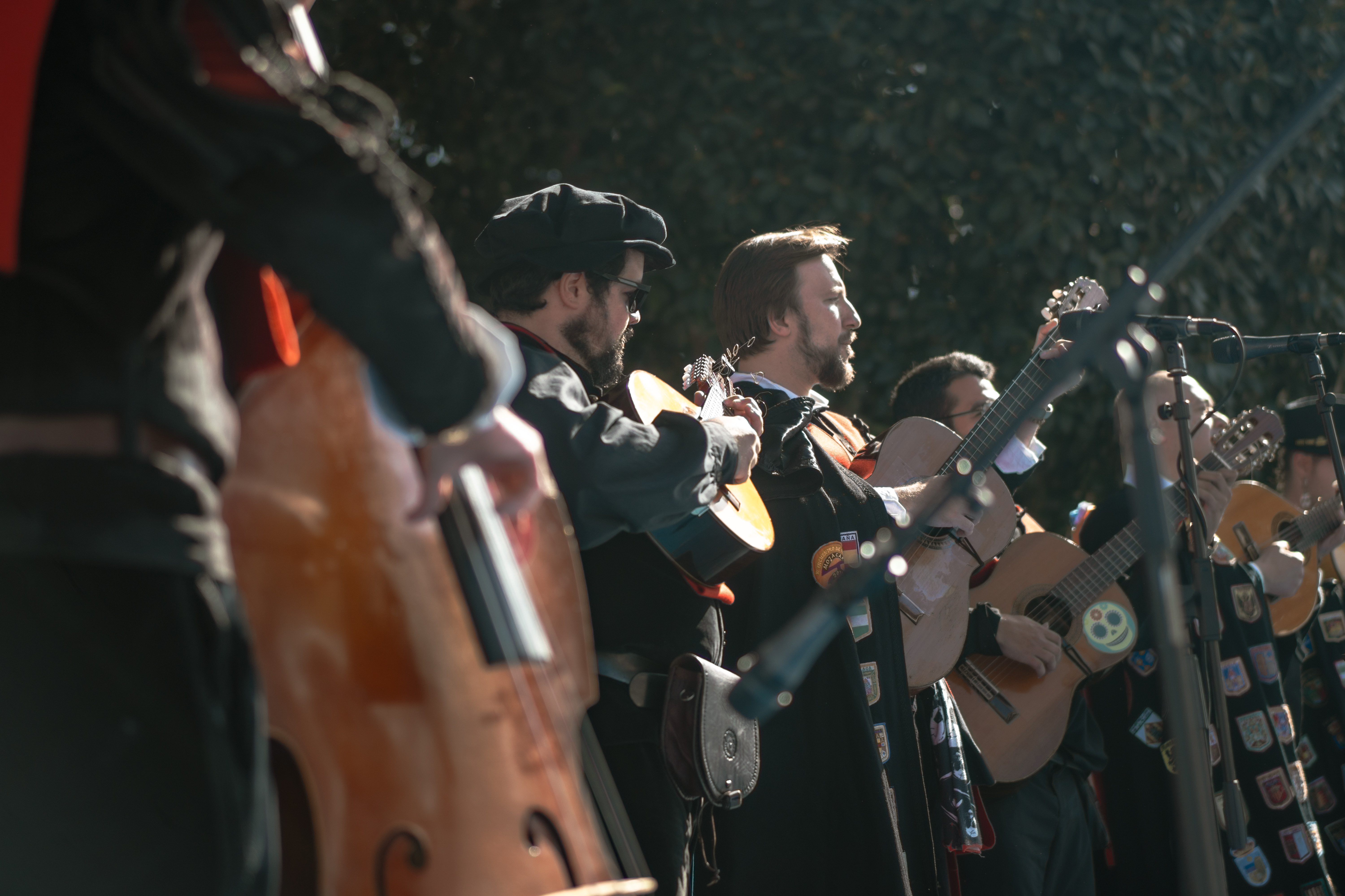 Tunos tocando instrumentos de cuerda durante una celebracion