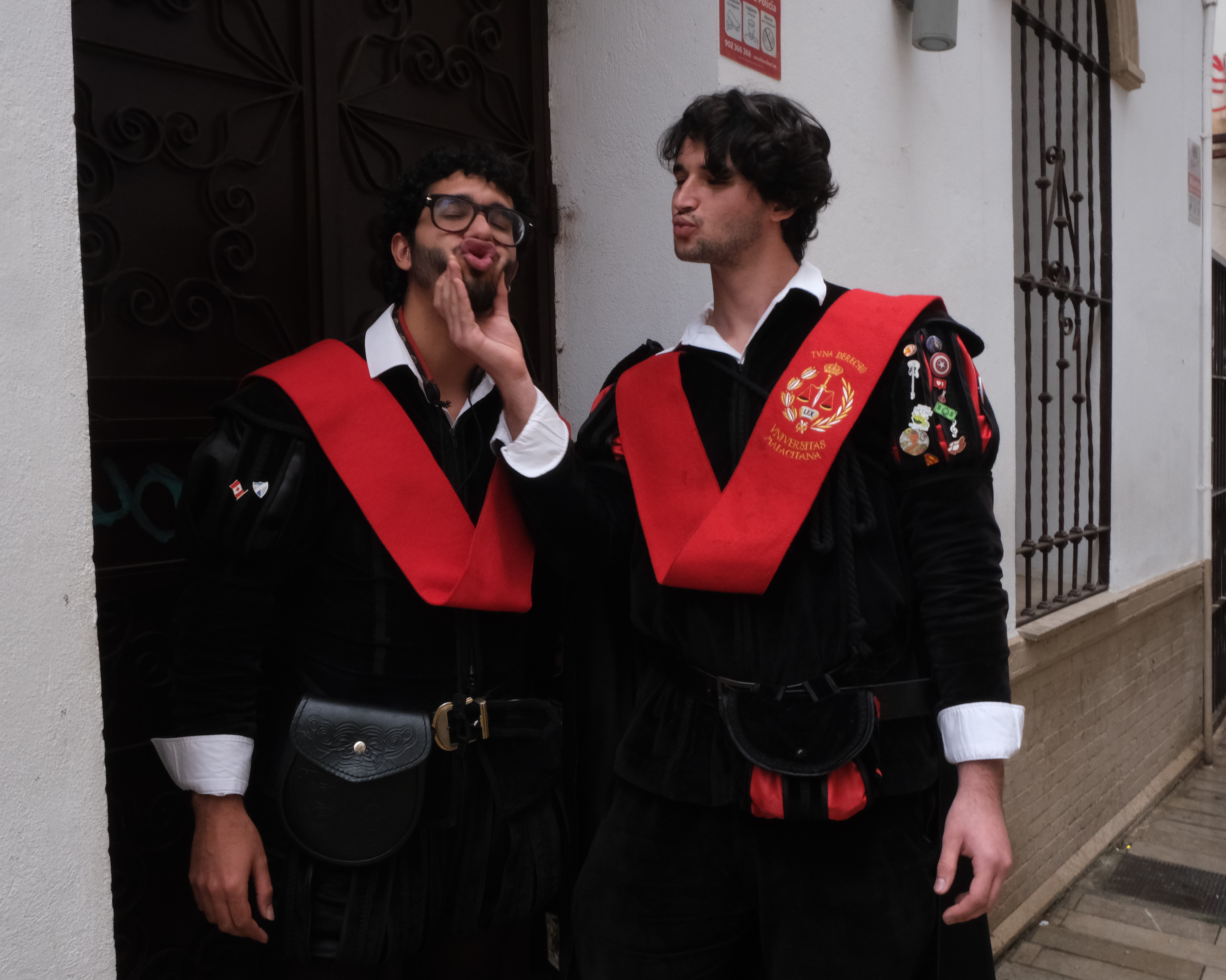 Pareja celebrando una sorpresa romantica con Aupa Tuna