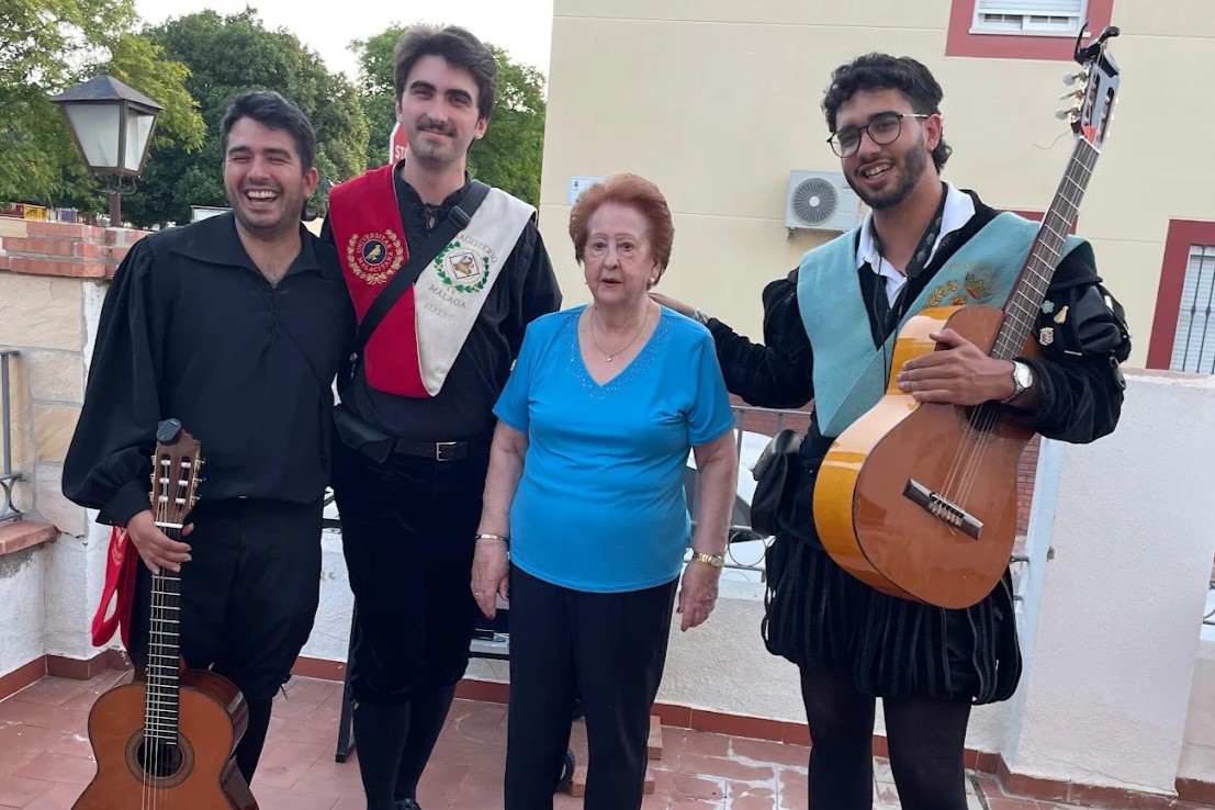 Aupa Tuna posando con la cumpleañera durante una actuación de cumpleaños