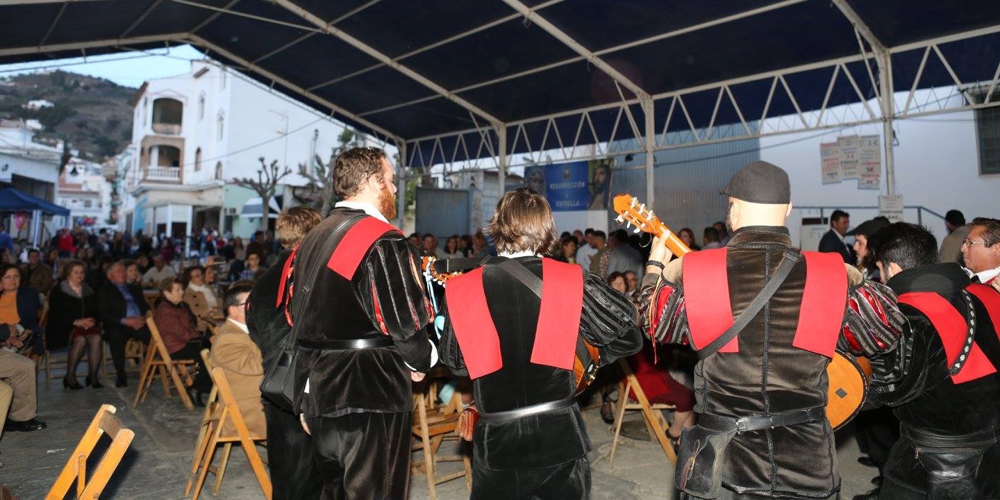 Aupa Tuna animando una fiesta popular al aire libre