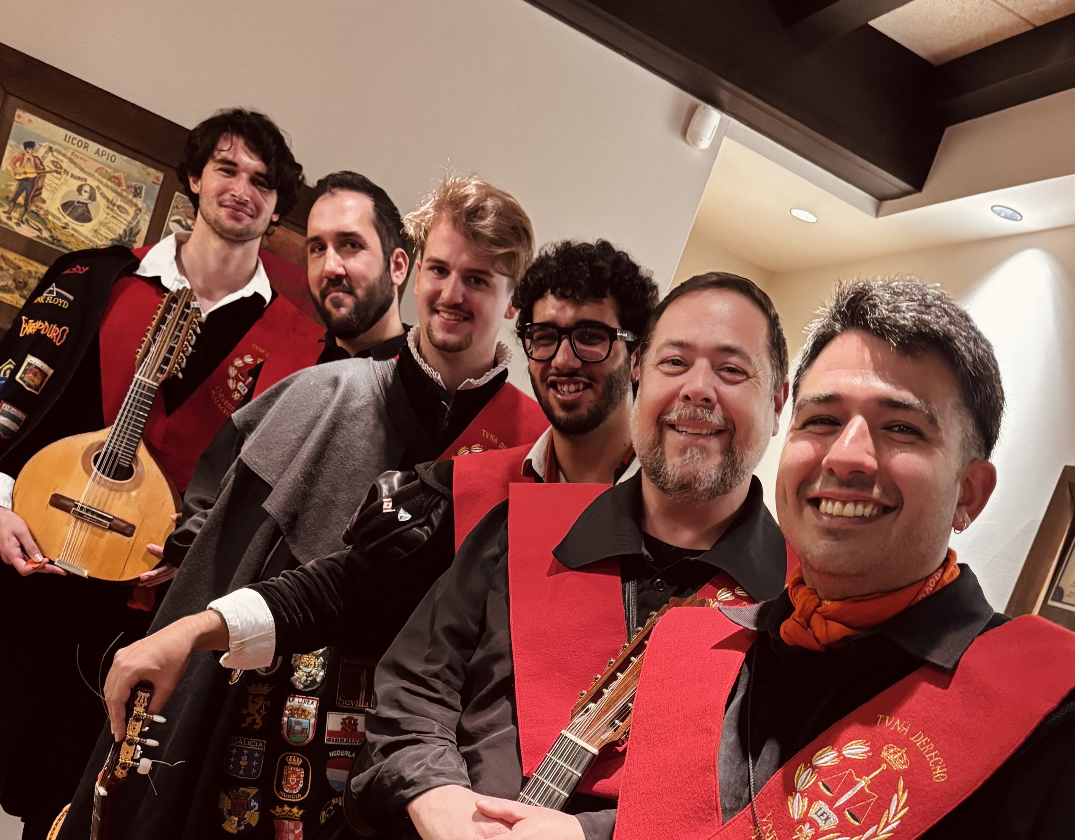 Aupa Tuna con trajes tradicionales